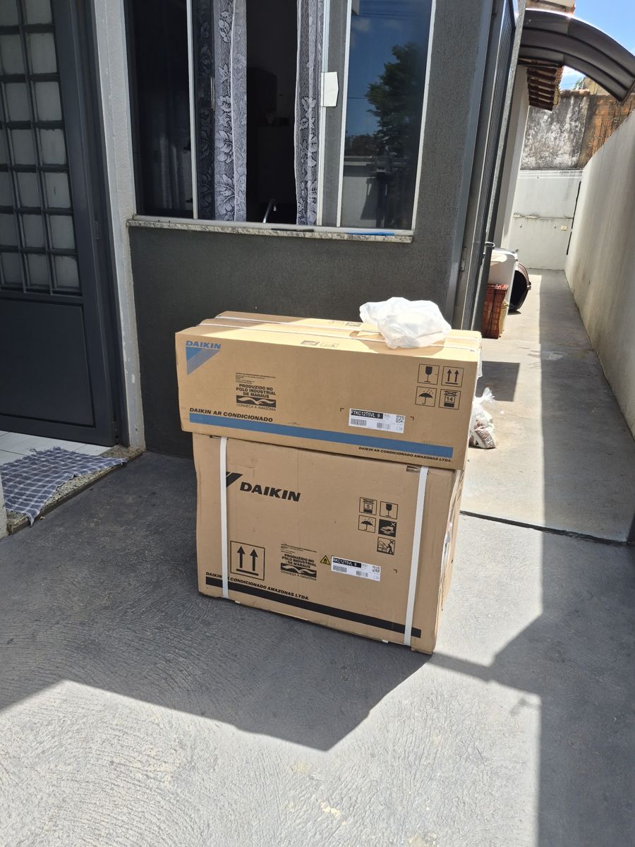 Caixas de um ar-condicionado Daikin entregues na casa do cliente