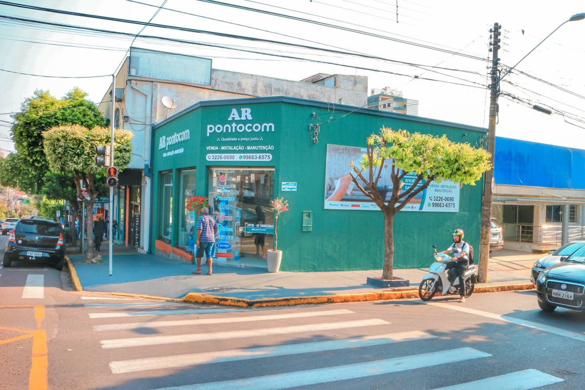 Fachada da loja AR PontoCom na esquina da Av. Cel. José Soares Marcondes, no Centro de Presidente Prudente