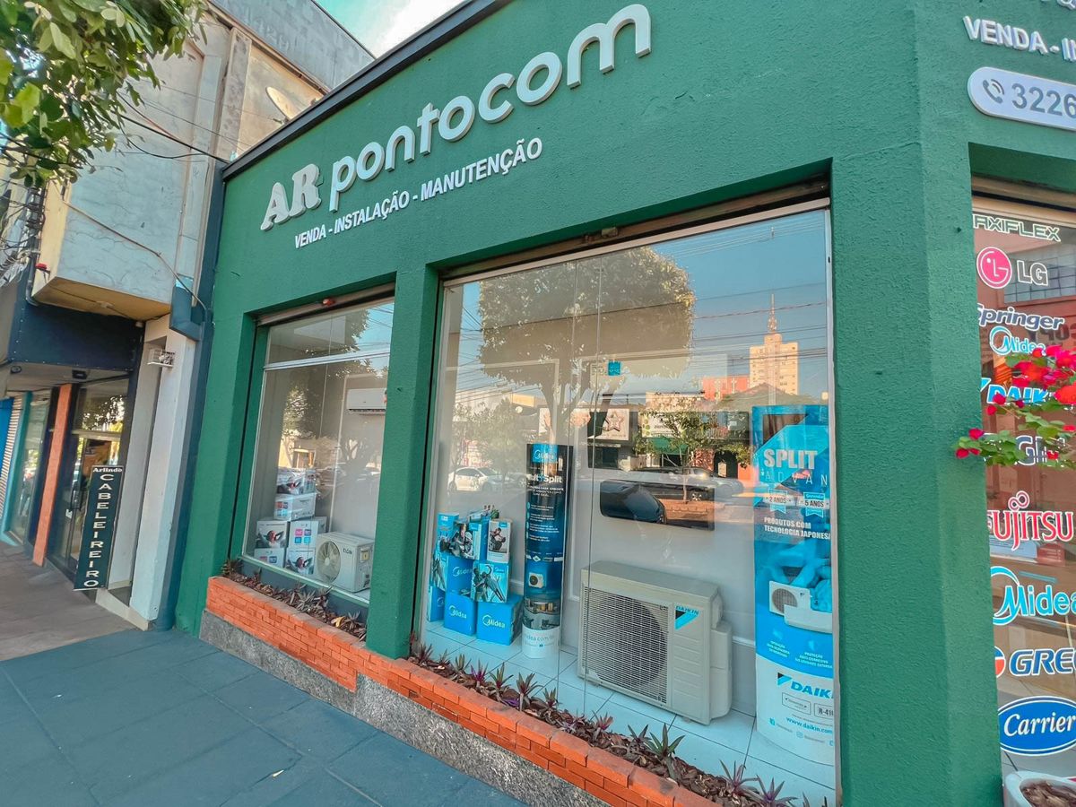 Vitrine da loja AR PontoCom com aparelhos de ar-condicionado em exposição