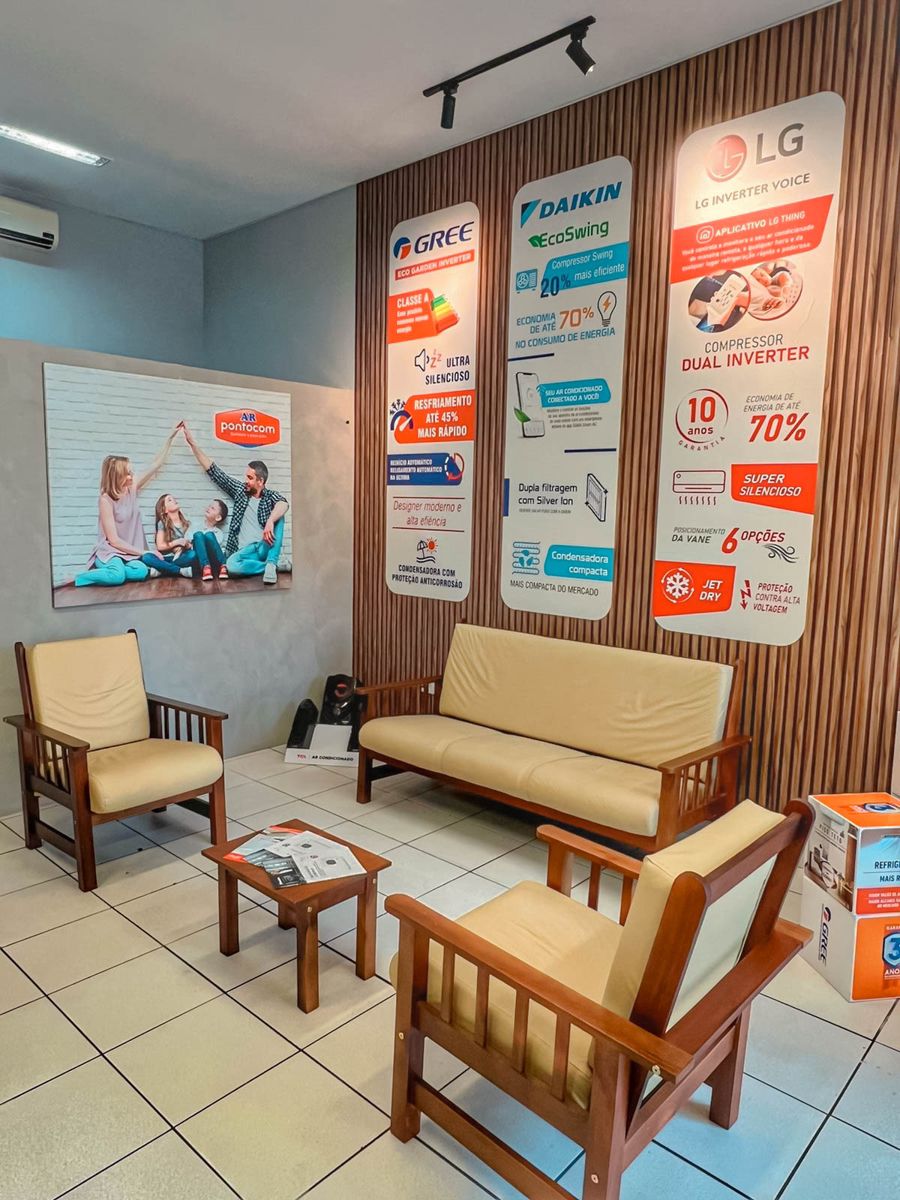 Sala de atendimento da loja AR PontoCom com painéis das marcas Gree, Daikin e LG
